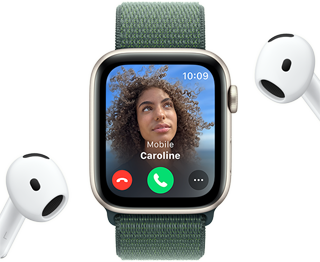 Appel entrant sur une Apple Watch SE, à côté d’une paire d’AirPods