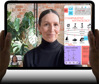 iPad Pro, face avant, orientation paysage, noir sidéral, angles arrondis, cadre noir de l’écran, mains tenant les côtés gauche et droit, écran affichant une conversation FaceTime en cours de traduction en direct, et une app éducative montrant une présentation de la mythologie comparée avec du texte, des diagrammes et des notes manuscrites