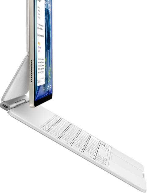 iPad Air, coloris lumière stellaire, fixé à un Magic Keyboard, blanc, vue latérale